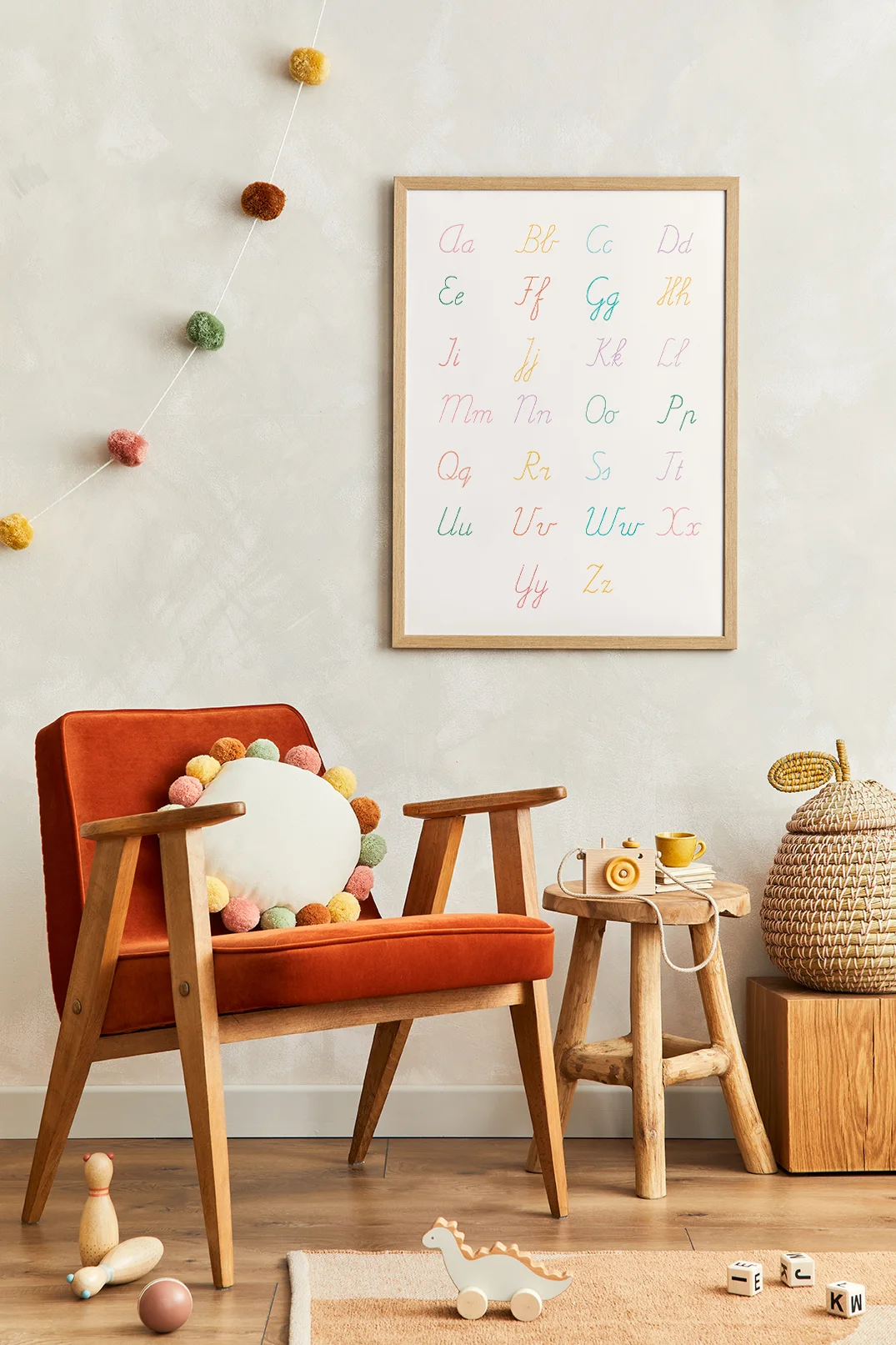 Kinderkamer met poster alfabet schrijfletters in kleur