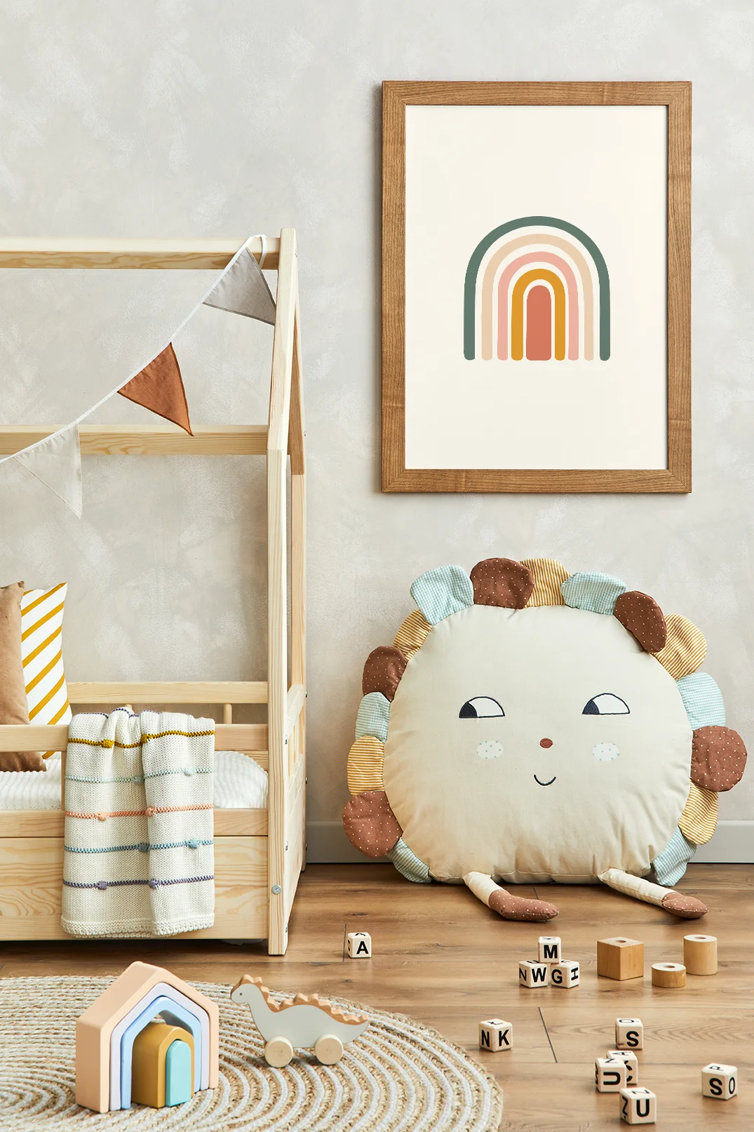 Kinderkamer met poster regenboog in pasteltinten