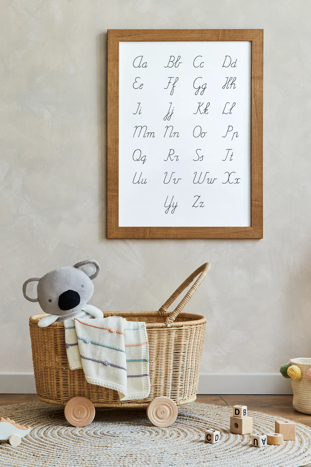 Kinderkamer met poster alfabet schrijfletters in zwart wit