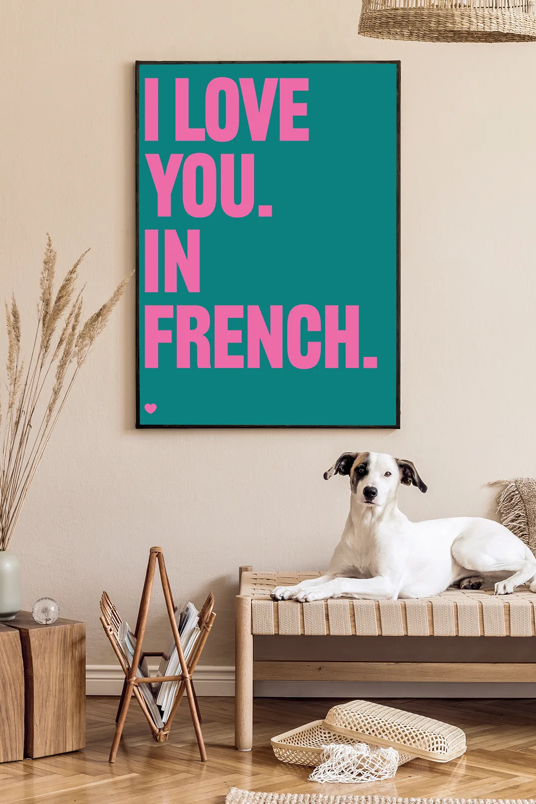 Woonkamer met hond op bank en poster I love you in french roze/groen